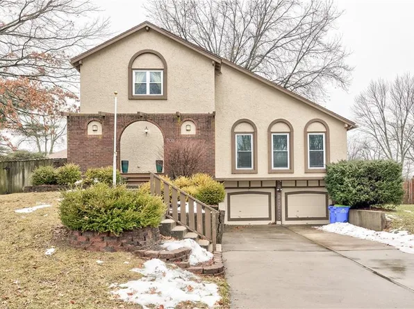 708 SE Vista Dr, Lees Summit, MO 64063