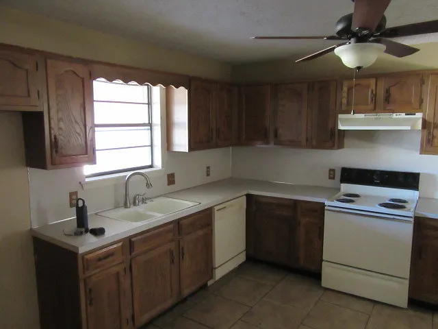 5333 Benbrook St — Photo 2