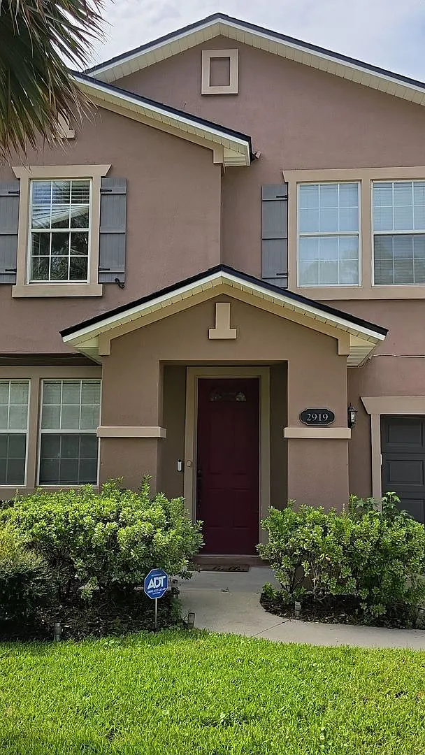 Spacious 3231 sq ft, 4 bedroom, 3 bathroom Beauty! — Photo 2