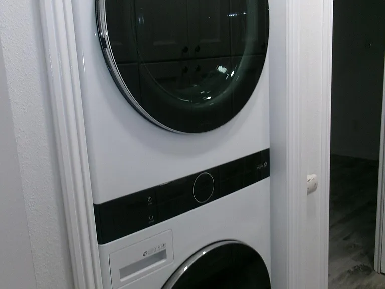 Stackable full laundry