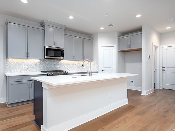 4th image of 411 MCMILLAN PL