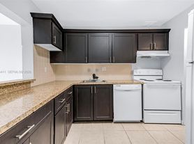 7900 Fairview Dr, Tamarac, FL