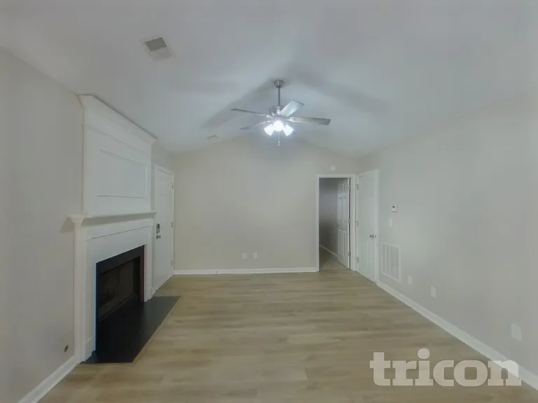 562 Chisolm Way — Photo 2