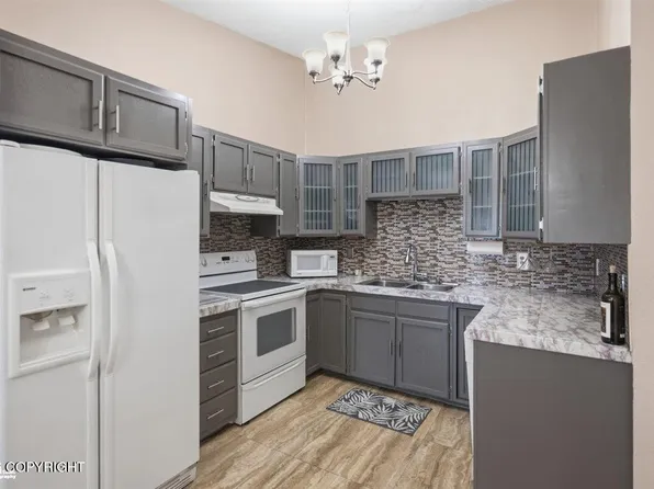 7207 Foxridge Cir #D-4, Anchorage, AK 99518
