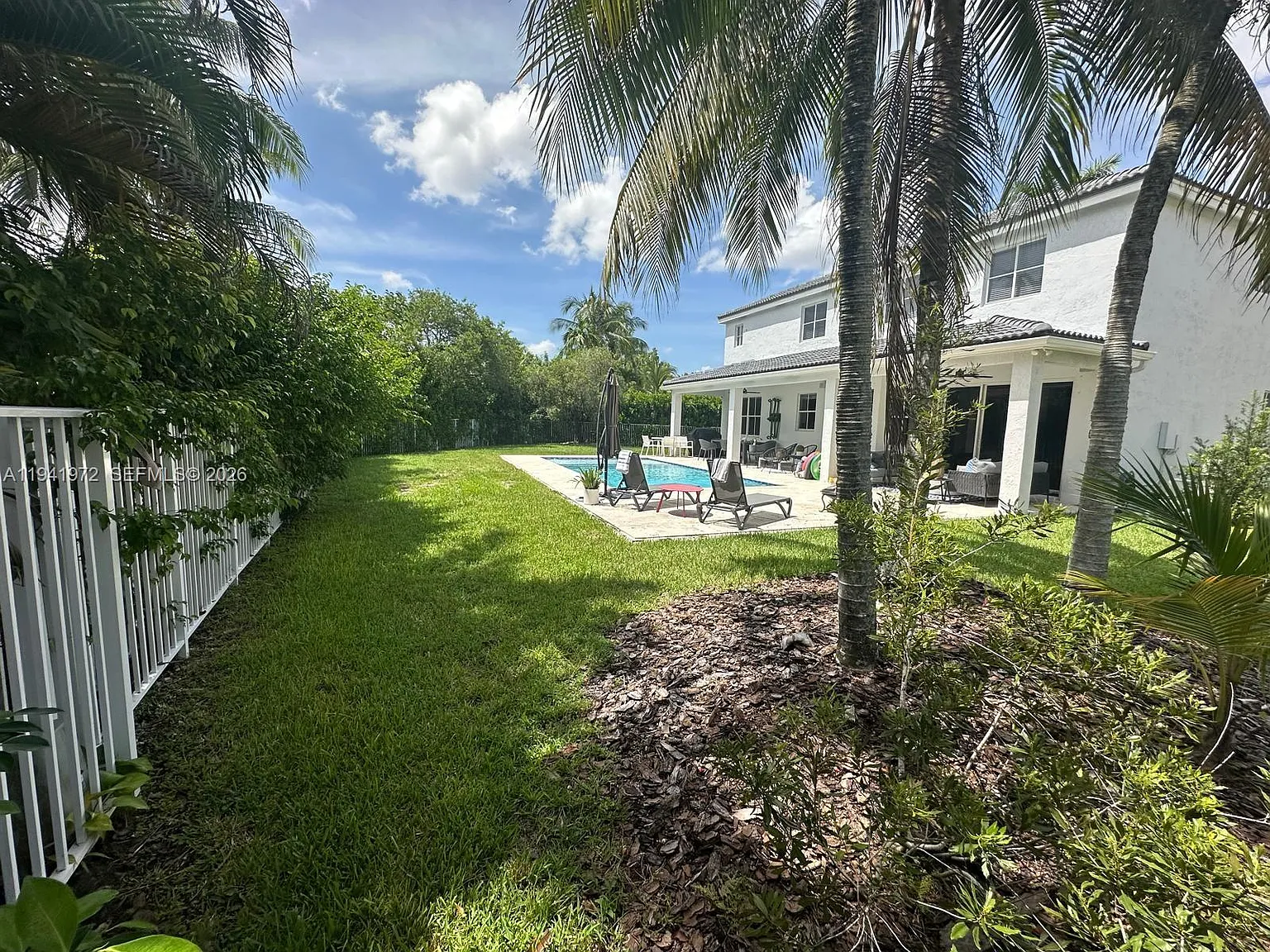 6 bed, 3292 sqft, $8,300 — Photo 2