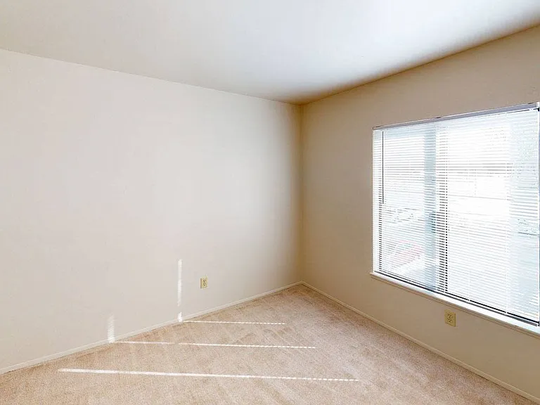 West Wind Apartments — Photo 32