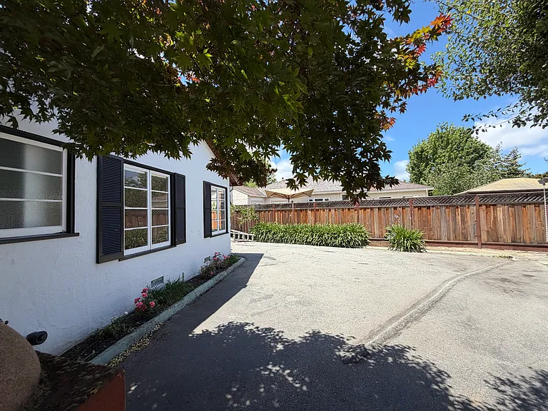 421 W Oakwood Blvd — Photo 13