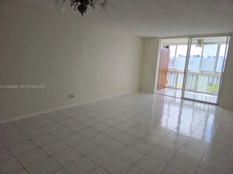 320 NE 12th Ave #703 — Photo 25