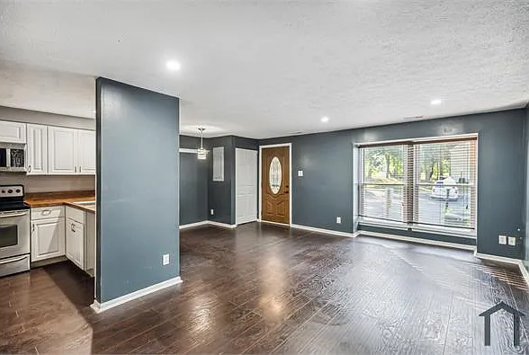 3 bed, 1600 sqft, $2,410 — Photo 3