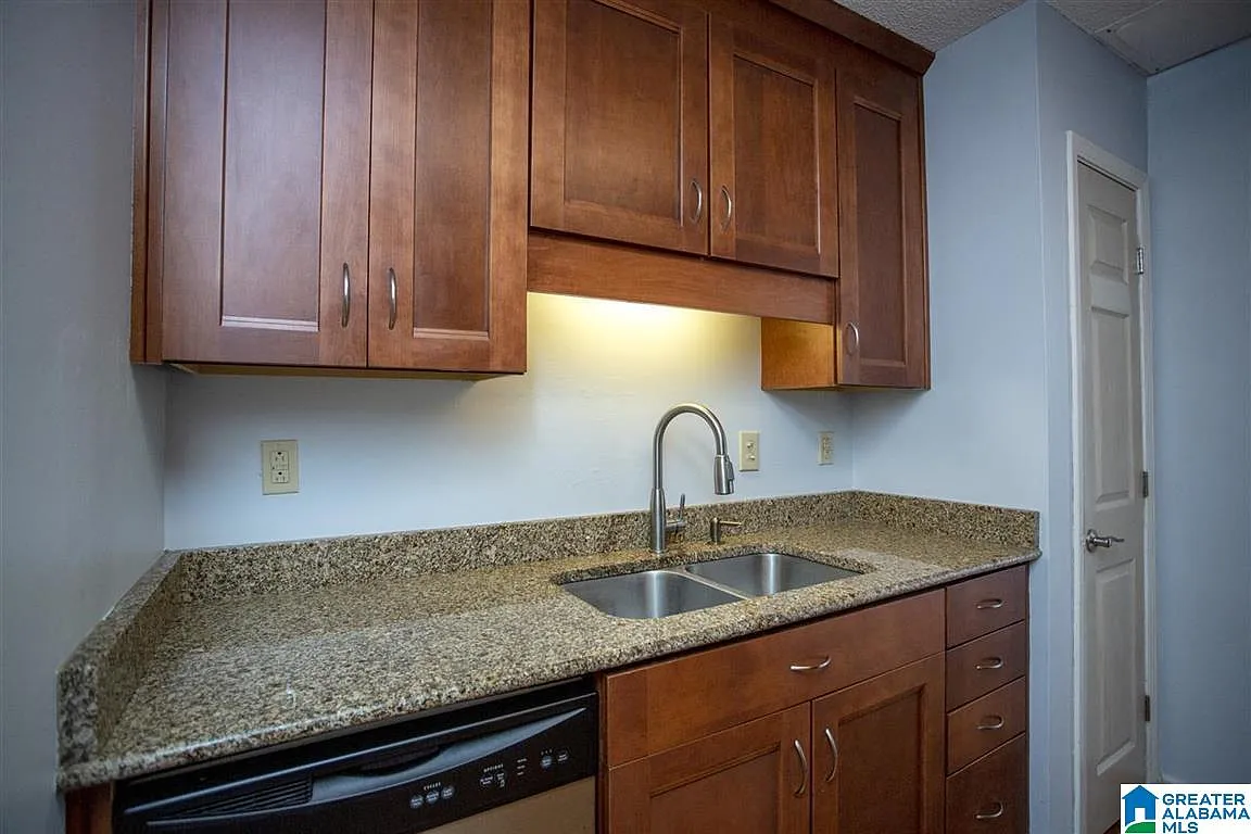 2 bed, 2.5 bath, 1320 sqft, $1,800 — Photo 4