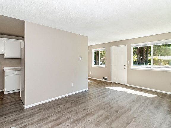 5th image of 3024 99th Ave NE #B