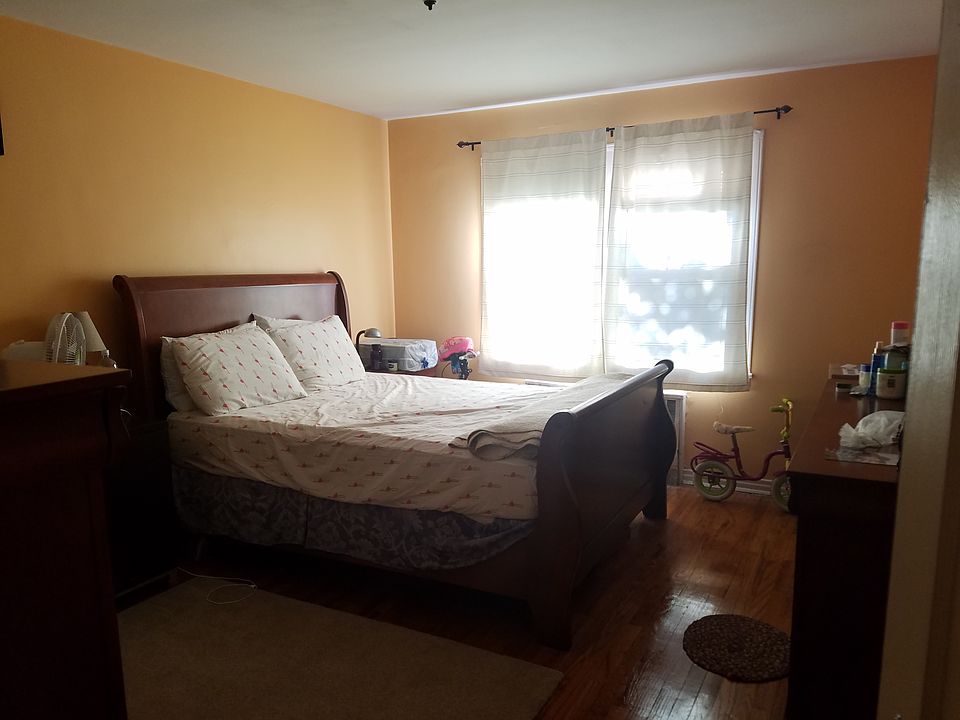 1st image of 4 Hendrick Ln