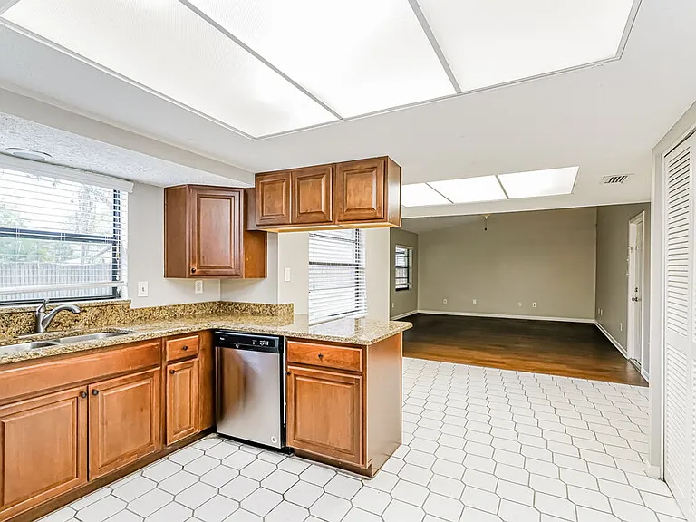 15715 Country Lake Dr — Photo 6