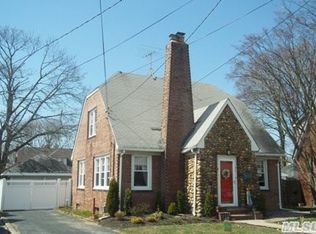 82 Nelson St, Farmingdale, NY 11735
