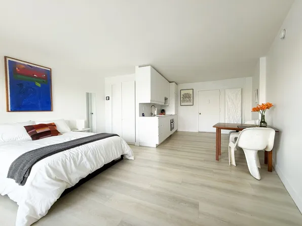 25-40 Shore Boulevard image 2 of 19