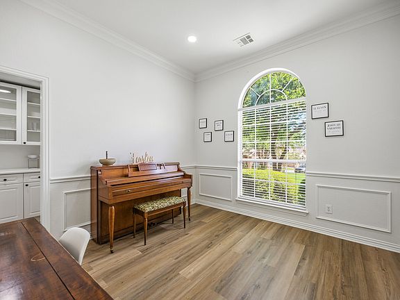 4th image of 639 Stafford Cir