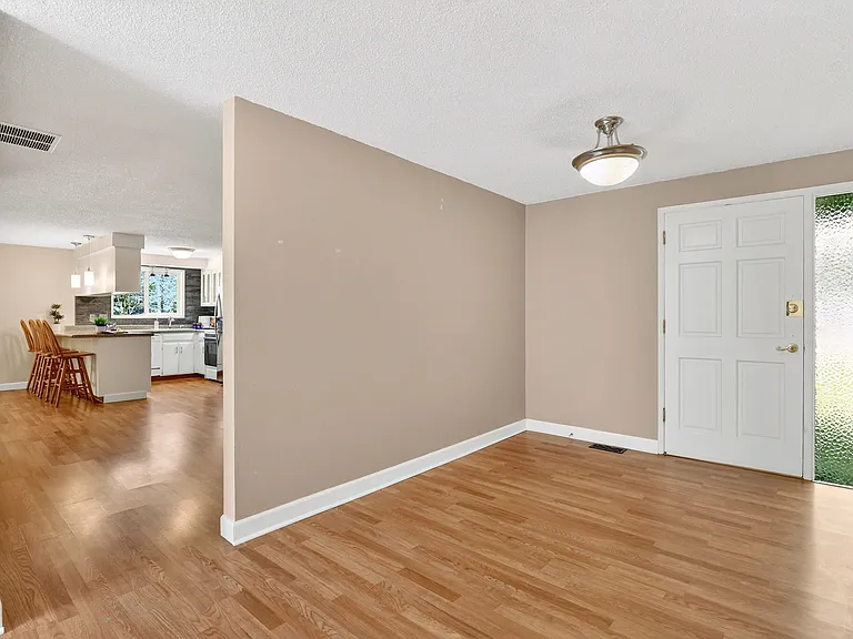640 Stonehill Dr — Photo 6
