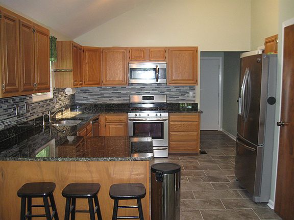 Breakfast Bar/high ceiling