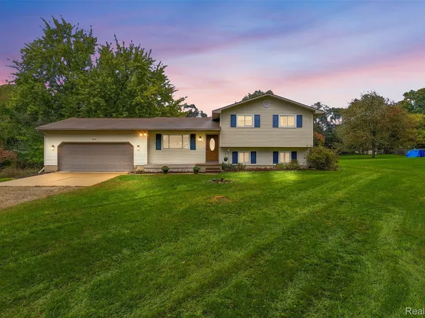 819 Alpine Trl, Fenton, MI 48430