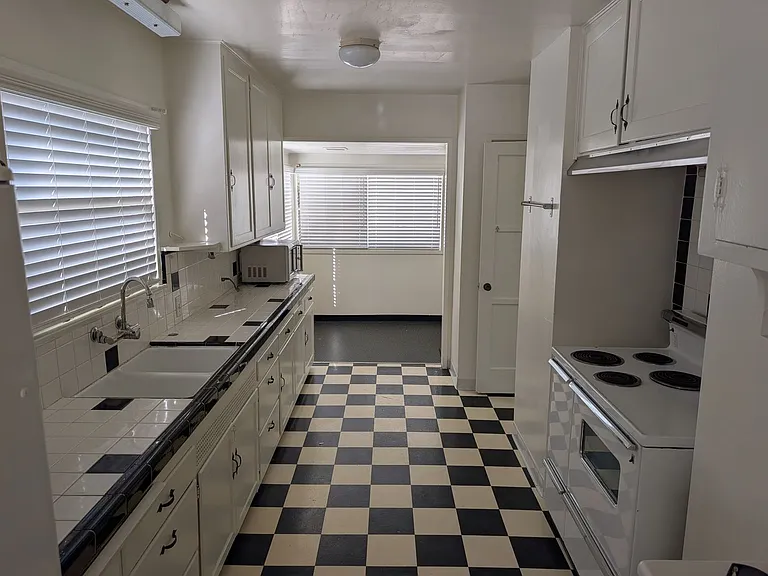 1007 Pacific St — Photo 3