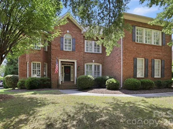 1895 Chestnut Hill Dr, Tega Cay, SC 29708