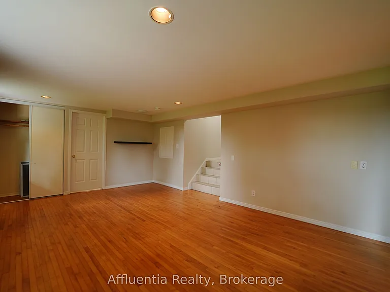 480 Elizabeth St — Photo 9