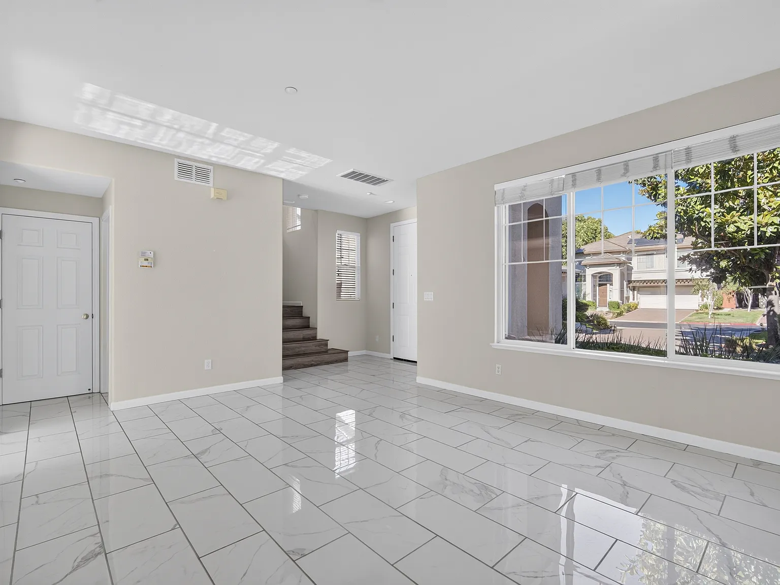 4 bed, 2156 sqft, $4,500 — Photo 3