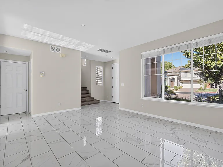 5858 Hazelwood Cmn — Photo 3