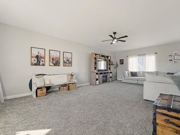 3rd image of 609 Dakota Dr
