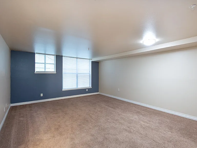 Ellis Court Apartments — Photo 18