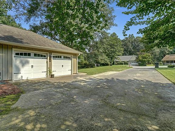 4th image of 3115 Country Lake Dr
