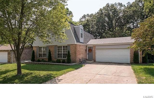 Welcome to 2102 Manor Court!