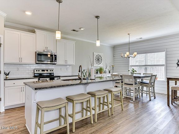 3rd image of 875 Chesham Avenue