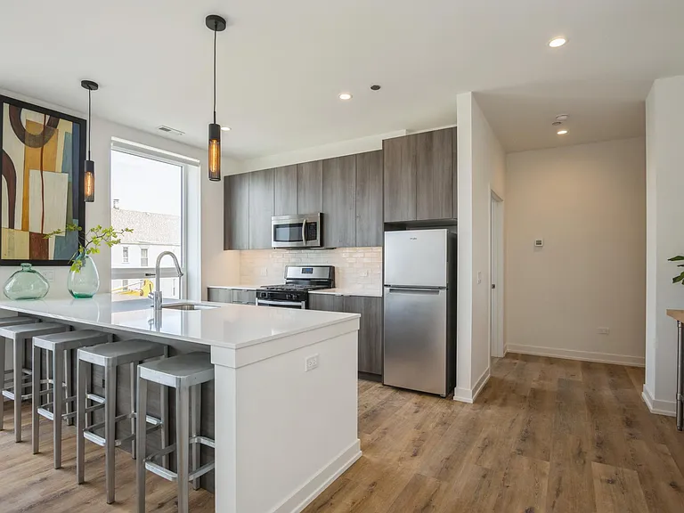 2803 W Henderson St — Photo 4