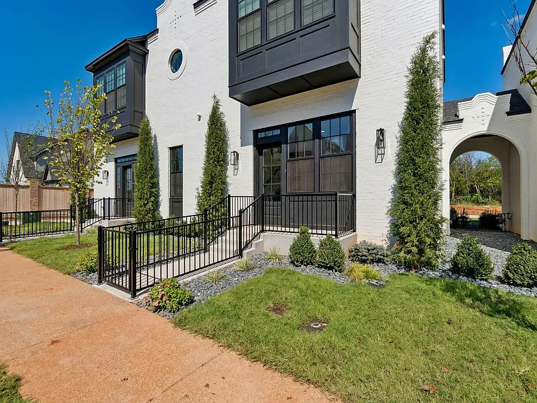 18821 Selah Way — Photo 3