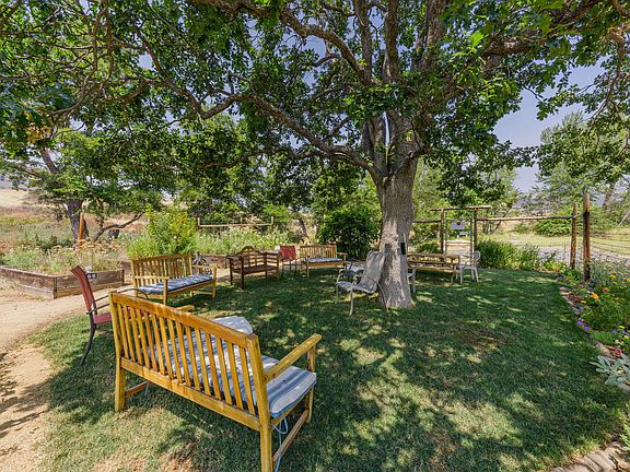 4th image of 916 Mountain Meadows Cir
