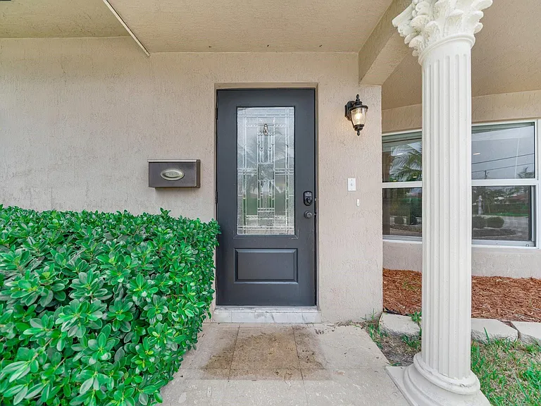4021 Bayview Dr — Photo 3