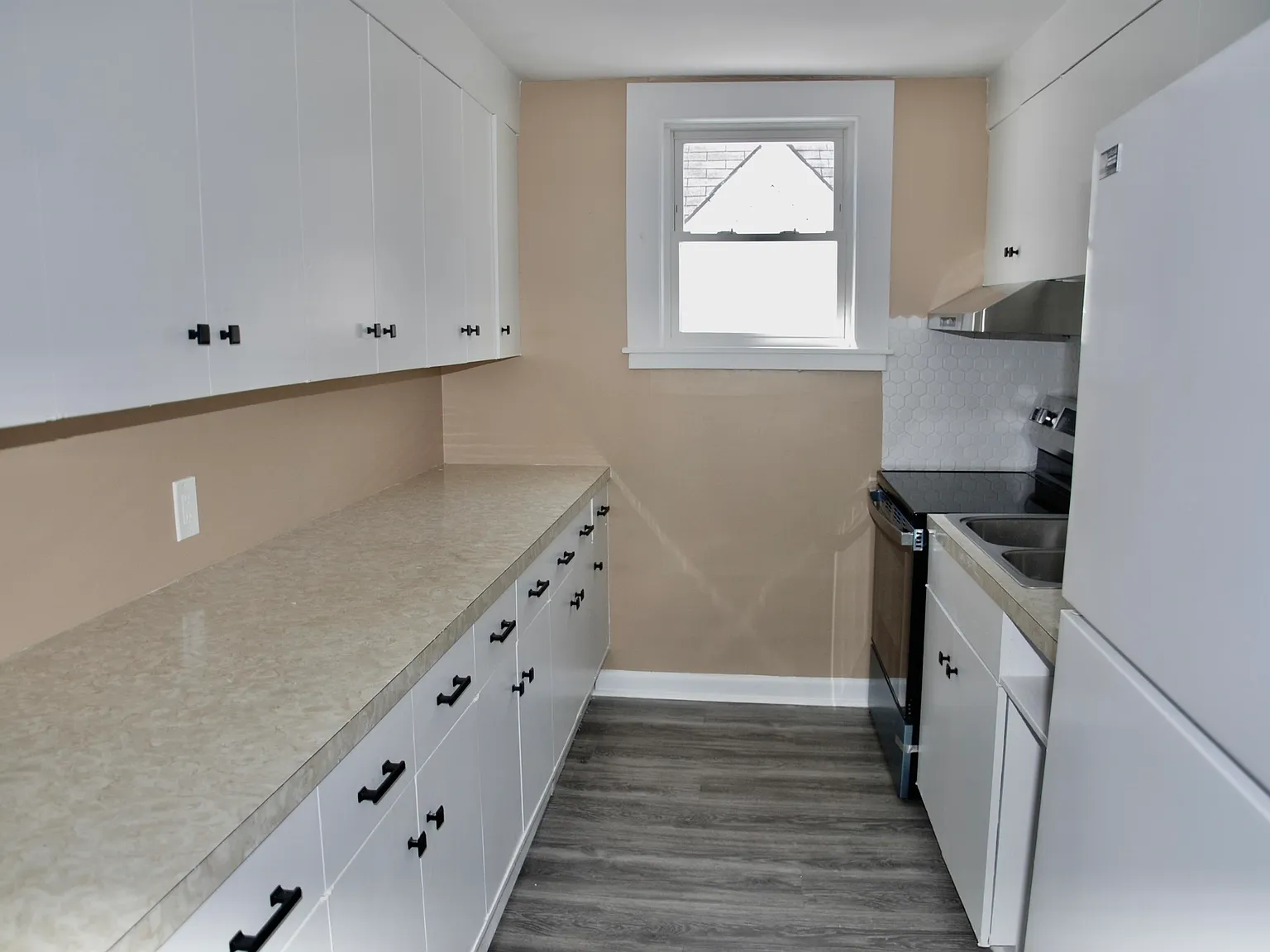 3 bed, 1.0 bath, 1384 sqft, $2,300 — Photo 3