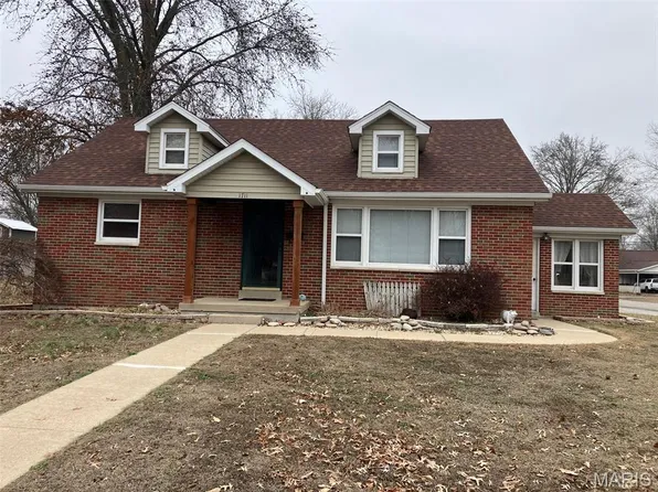 1711 Livingston St, Carlyle, IL 62231