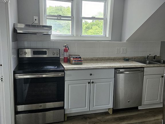 5th image of 14 Hillside St #10452827