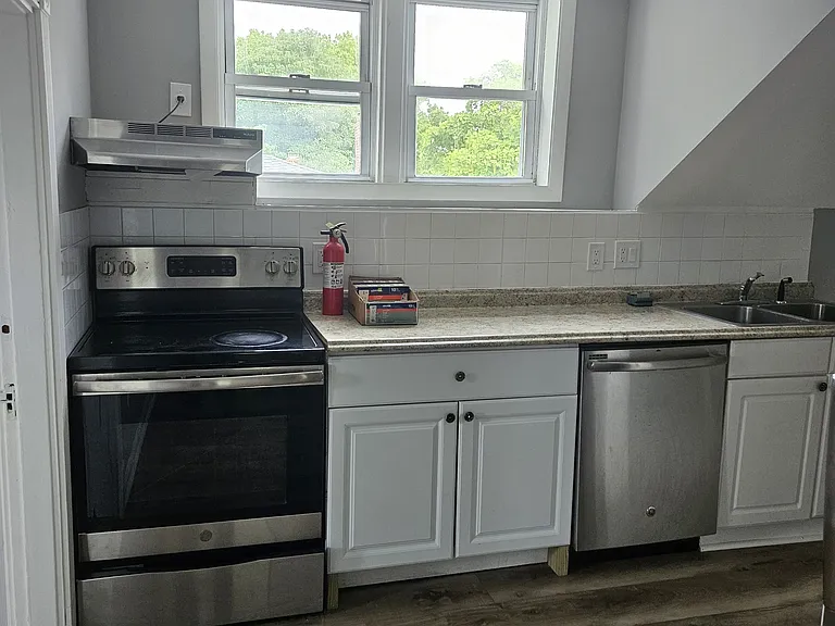 14 Hillside St — Photo 8