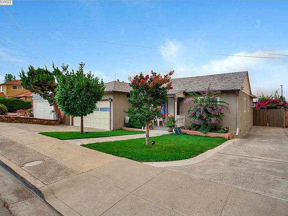 3rd image of 25799 Bel Aire Dr