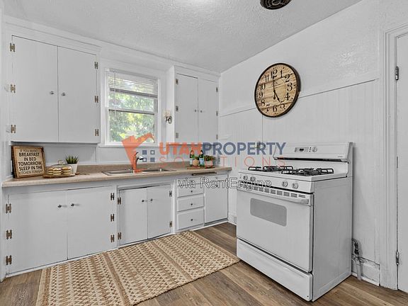 4th image of 2263 S Green St