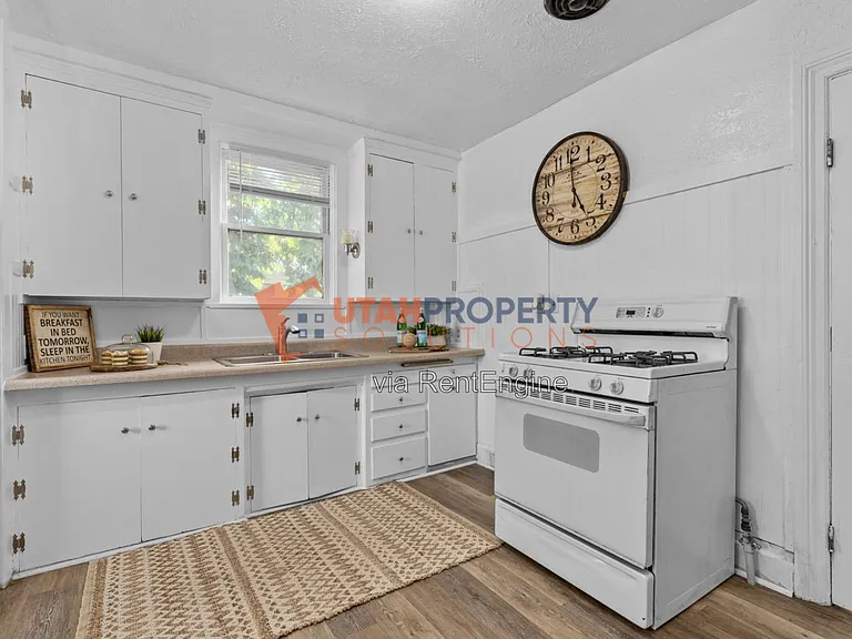 2263 S Green St — Photo 4