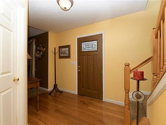 5th image of 18 Chaucer Cir