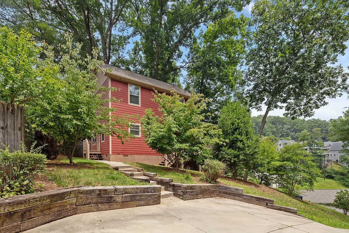 Building Photo - 8 Thurland Ave