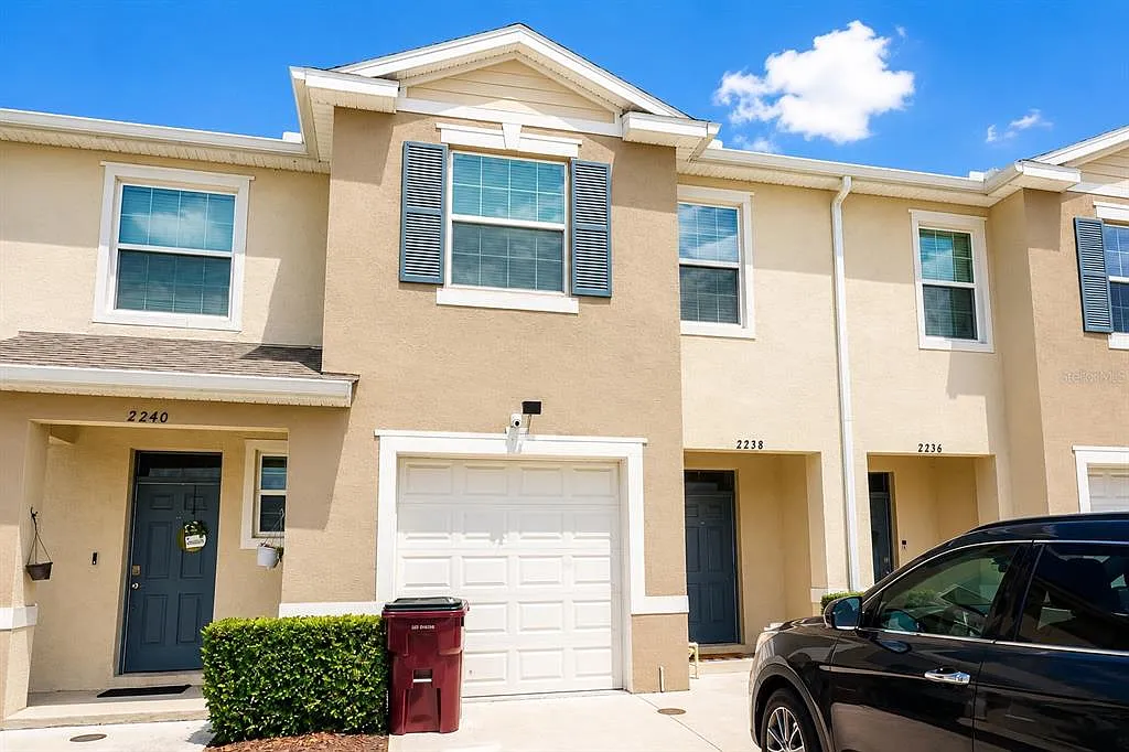 3 bed, 2.5 bath, 1676 sqft, $2,050 — Photo 1