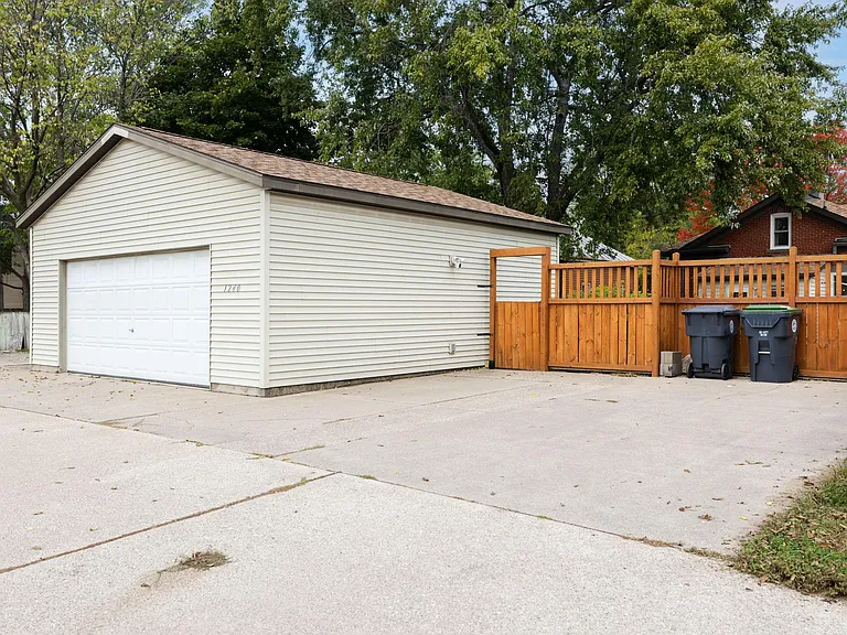 1240 Denton St — Photo 28