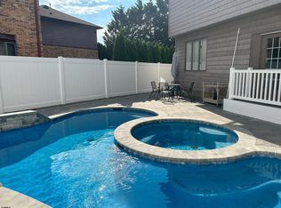 6 Brunswick Ct, Margate, NJ 08402
