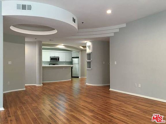 5th image of 12712 Moorpark St APT 105